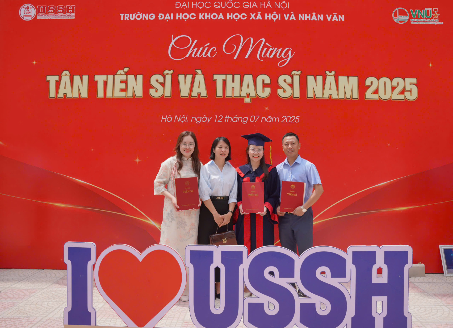 Chúc mừng 8 học viên, NCS của khoa Quốc tế học nhận bằng Thạc sĩ, Tiến sĩ đợt 1/2025