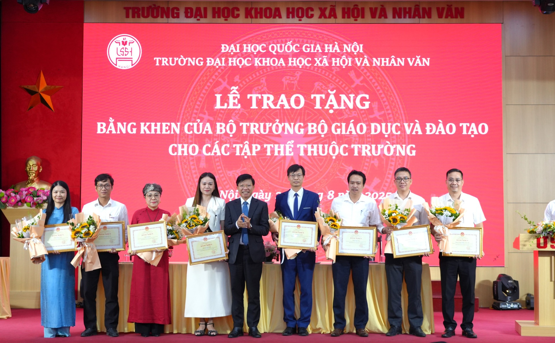 Bộ môn Quan hệ Quốc tế vinh dự là 1 trong 8 tập thể đón nhận Bằng khen của Bộ trưởng Bộ Giáo dục